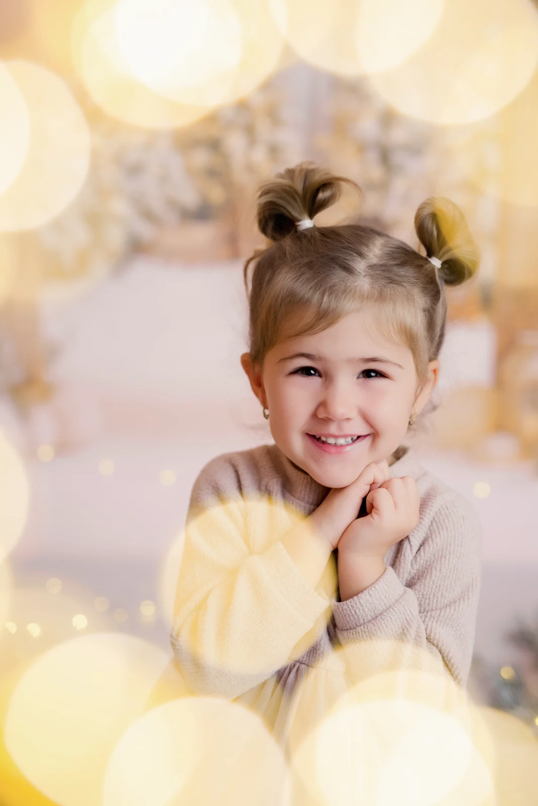 Usměvavá dívka při vánočním portrétním focení
